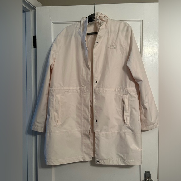 The North Face Woodmont Parka - color is called gardenia and is off white-ish - Picture 5 of 9